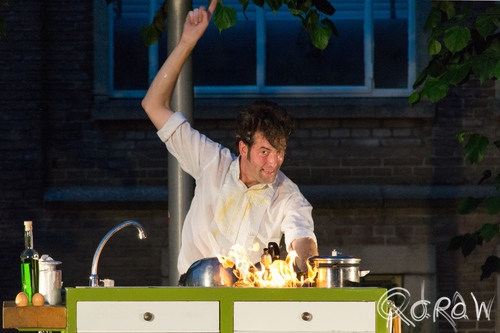 Deventer op Stelten 2015 ; Bram Graafland - Gillende keukenprins | foto 2 Deventer op Stelten 2015 ; Lebunuskerk, bram graafland, gillende keukenprins, humoristisch, keukenorgeldrumgestel, koken, potten, pannen | foto 2