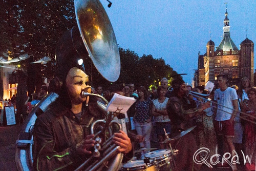 Deventer op Stelten 2015 ; Remue MŽnage - Les Fous Volants | foto 14 Deventer op Stelten 2015 ; Wilhelmina-fontein, waag, compagnie, remue, mŽnage, fabelachtige, figuren, muzikale, ballonen, vliegmachnes, vreemde | foto 14