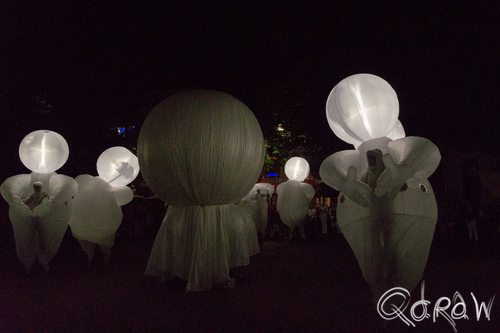Deventer Op Stelten 2014 | foto 37 Deventer Op Stelten 2014 Compagnie des Quidams, Rêve d'Herbert, witte schaduw poppen, Deventer Op Stelten, DOS14, Deventer Op Stelten 2014 | foto 37
