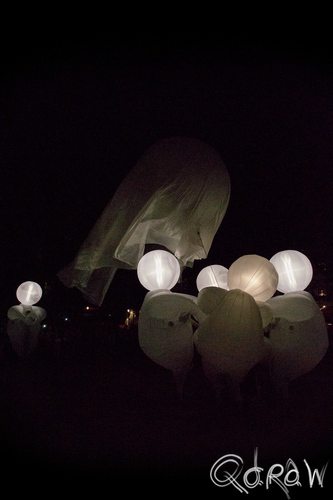 Deventer Op Stelten 2014 | foto 38 Deventer Op Stelten 2014 Compagnie des Quidams, Rêve d'Herbert, witte schaduw poppen, Deventer Op Stelten, DOS14, Deventer Op Stelten 2014 | foto 38