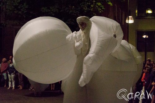 Deventer Op Stelten 2014 | foto 39 Deventer Op Stelten 2014 Compagnie des Quidams, Rêve d'Herbert, witte schaduw poppen, Deventer Op Stelten, DOS14, Deventer Op Stelten 2014 | foto 39
