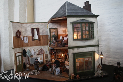 Bleak House, Krook's Rag and Bottle Warehouse, waar van alles wordt ingekocht en niets wordt verkocht., Miss Flite woont boven en wacht op haar rechtspraak. Ze laat 25 vogels vrij op de dag van de uitspraak, Poppen Dickensfestijn