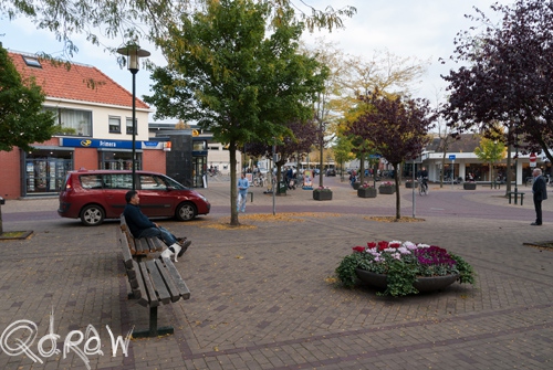 Twello Centrum (2013); Stationstraat, Twello, Primera, Oonk, plein, bankje, man, hond