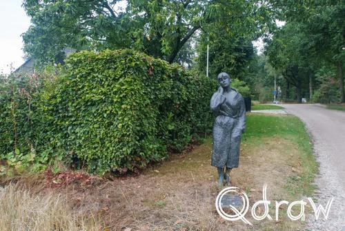 Veluwe Zwerfpad Etappe 12 van Vaassen naar Hoog Soeren (2026) ; Paula in Kamerjas - Hoog Soeren ; Hoog Soeren, Etappe 12, Paula in Kamerjas, Veluwe Zwerfpad