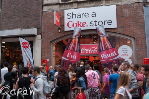 Amsterdam Centrum (2013), share a coke store, coca cola, share a coke with, eva, ruud, mensen, druk, 101, Kalverstraat