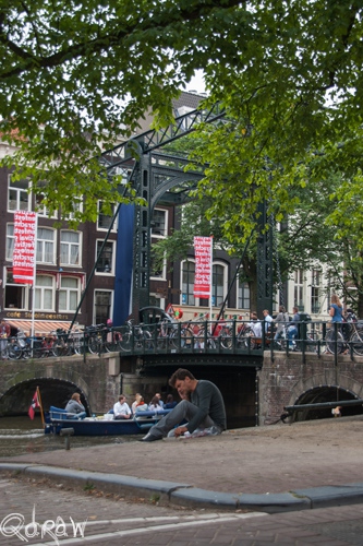 Amsterdam Centrum (2013), ophaalbrug, café staalmeesters, motorbootje, bellen, staalstraat