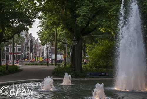Frederiksplein fontein, slapende man op bank, Amsterdam