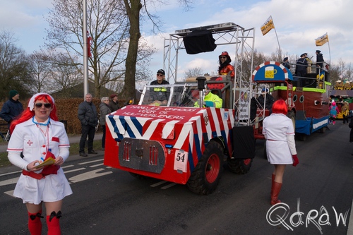 Carnaval Klarenbeek 2015 ; c.v. de stamgasten, handjes omhoog voor de hulpverleners, Klarenbeek, Carnaval | foto 6