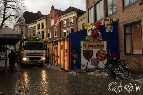 Carnavalsmaandag in Den Bosch ; 't Paultje, afval, vuilniswagen | foto 3
