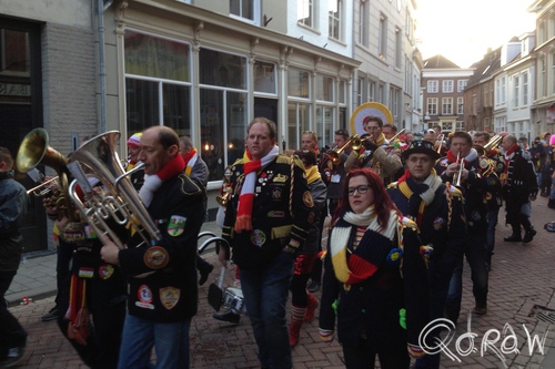 Carnavalsmaandag in Den Bosch ; bloazers, blazers, orkest, dweilorkest, oeteldonk | foto 5