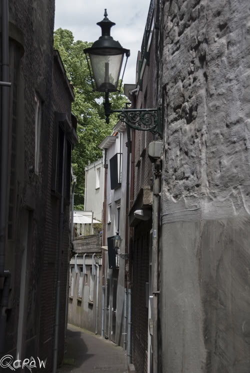 steegje ,Den Bosch (juni 2012)