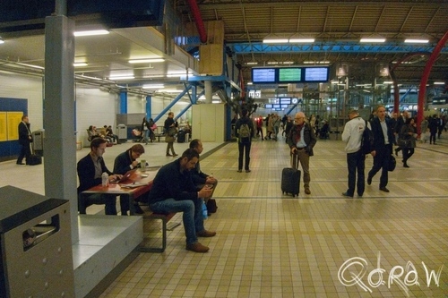 Het design principe Mobile First ; mobiel, utrecht centraal, station | foto 1