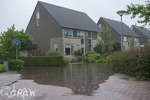 Hoosbui zet straten van Twello blank (20 juni 2013)