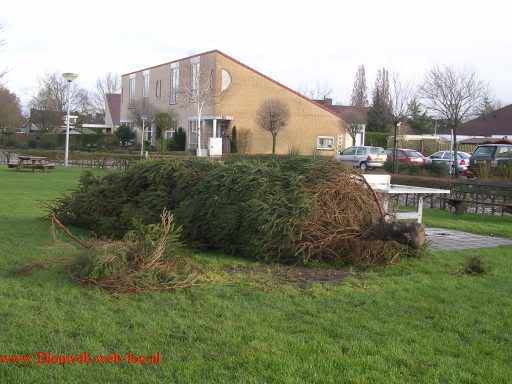 De kerstboom is vernield