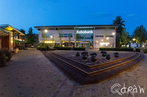 Nieuwbouw Twello (augustus 2014) ; Twello, Dorpsplein Twello, Rabobank, varkentjes, Etos, Dropshart, avond | foto 2