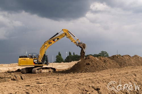 Ruimte voor de Rivieren Voorsterklei 2014 ; graafmachine, Gemaal Middelbeek, donkere wolken, voorster klei, keet, zand, Caterpillar 349E | foto 6