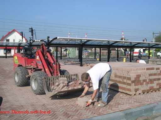 man aan het stenen leggen