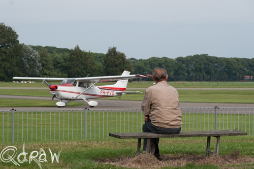 Vliegveld Teuge (2013), ph-pvg, Reims F172M (1976), 1 O-320-E2D (zuigermotor), Eigenaar SAS Beheer B.V., kijkers, Vliegtuigenspotter