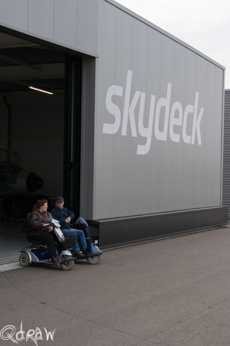 Vliegveld Teuge (2013), skydeck, elektrische rolstoel, vliegtuigen