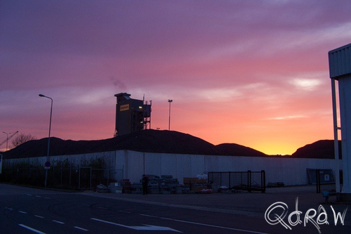 Zonsondergang Brabanthallen Den Bosch zonsondergang, brabanthallen, heymans, Heijmans, geel, paars, den bosch, Asfaltcentrale Heijmans Den Bosch | foto 1