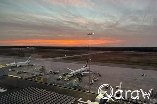 Balkan roadtrip dag 1: van Nederland naar Plužine (Montenegro), , Eindhoven, Airport, zonsondergang, roadtrip