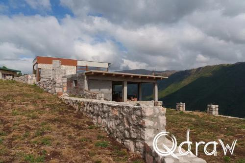 Balkan roadtrip dag 2: Pivameer (Montenegro) (2026), Etno Village Izlazak, Rudinice, Etno Village Izlazak, bouw, Guesthouse