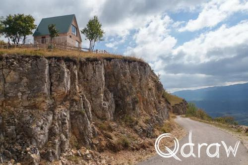 Balkan roadtrip dag 2: Pivameer (Montenegro) (2026), Bezujačke Strane, Bezujacke Strane, huis, weg, rotsen
