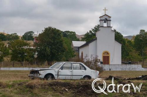 Balkan roadtrip dag 2: Pivameer (Montenegro) (2026), Dubljevići - Dacia 1310, Dubljevici, Datsun Sedan, Dacia 1310, Pivska Planina, kerk