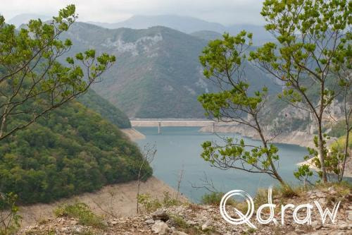 Balkan roadtrip dag 2: Pivameer (Montenegro) (2026), Es - Grede, Grede, Piva, bergen, Es, bomen