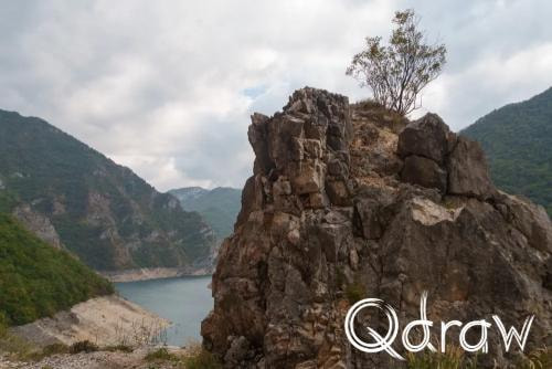 Balkan roadtrip dag 2: Pivameer (Montenegro) (2026), Rotsen - Grede, Grede, Piva, bergen