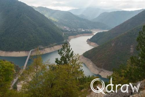 Balkan roadtrip dag 2: Pivameer (Montenegro) (2026), Pluzine, Pluzine, bergen