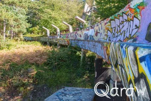 Sarajevo kabelbaan en olympische bobsleebaan op Trebević (2026), Bobsleebaan, Bobsleebaan, Sarajevo, Trebevic, Graffiti