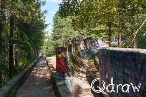 Sarajevo kabelbaan en olympische bobsleebaan op Trebević (2026), Bobsleebaan, Bobsleebaan, Sarajevo, Trebevic, Graffiti