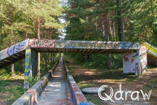 Sarajevo kabelbaan en olympische bobsleebaan op Trebević (2026), Bobsleebaan, Bobsleebaan, Sarajevo, Trebevic, Graffiti