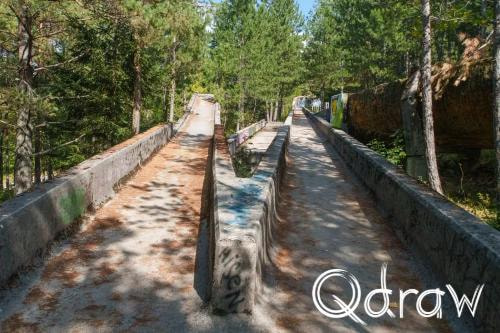 Sarajevo kabelbaan en olympische bobsleebaan op Trebević (2026), Bobsleebaan, Bobsleebaan, Sarajevo, Trebevic, Graffiti